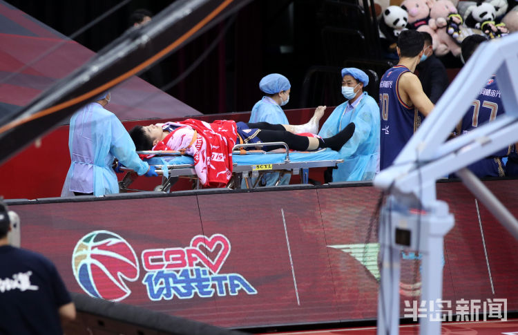 担架车CBA复赛后最重伤病！南京同曦队员腿部受伤坐担架车离场