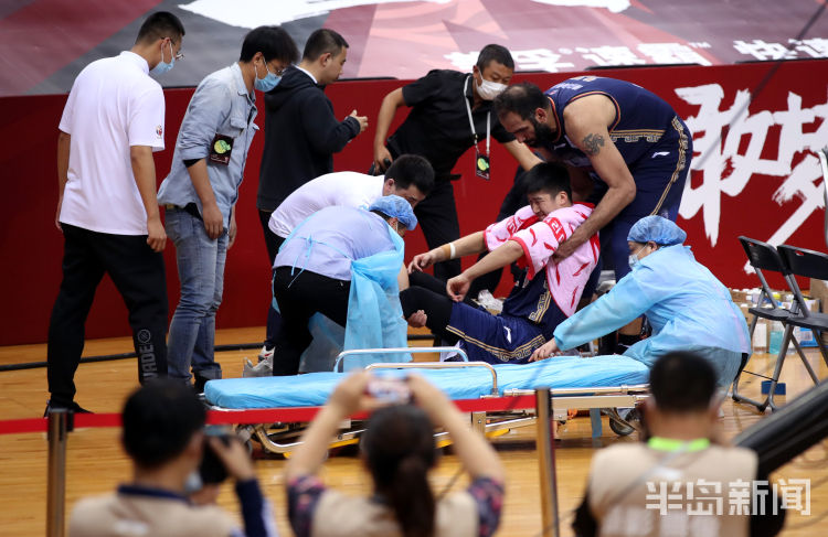 担架车CBA复赛后最重伤病！南京同曦队员腿部受伤坐担架车离场