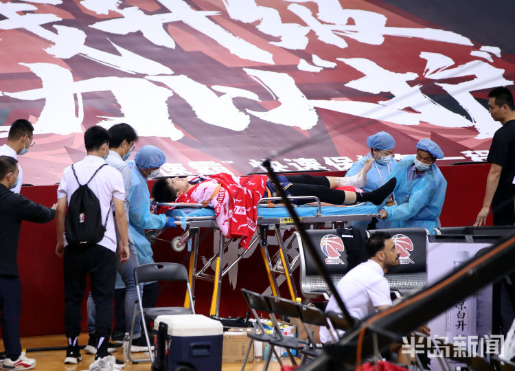 担架车CBA复赛后最重伤病！南京同曦队员腿部受伤坐担架车离场
