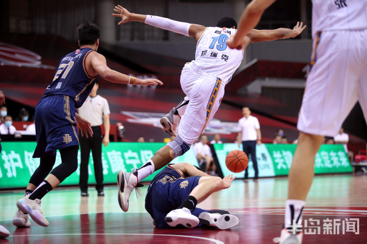 劲吹CBA复赛“冷门日”北京首钢三分之差惜败于南京同曦