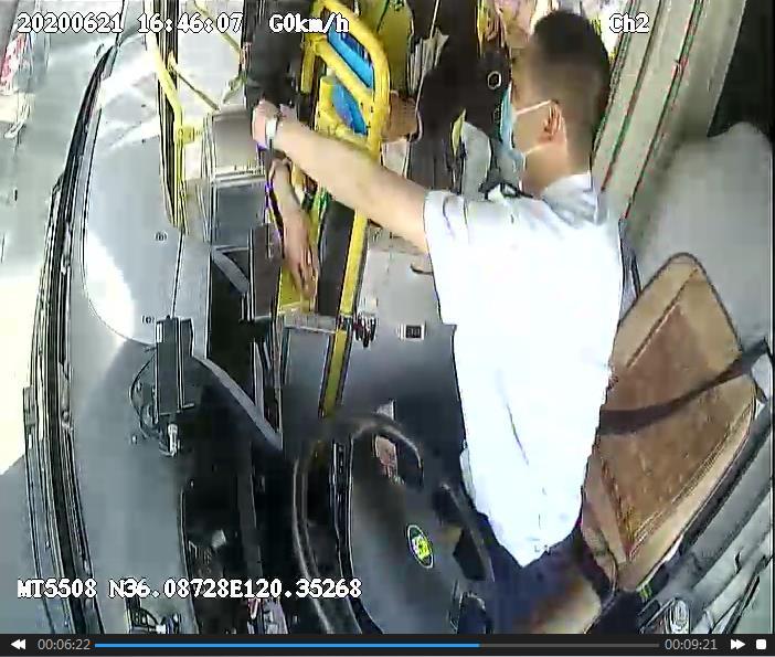 跳车公交车上男子摘掉口罩叫喊要跳车 司机报警求助男子平安交给警方