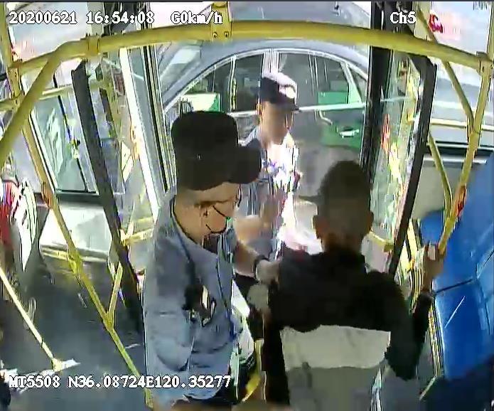 跳车公交车上男子摘掉口罩叫喊要跳车 司机报警求助男子平安交给警方