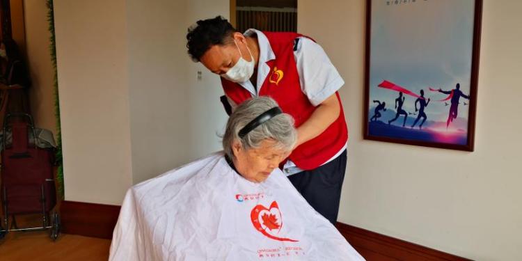 理发青岛公交“红叶红”志愿者为老人义务理发 送上安康祝福