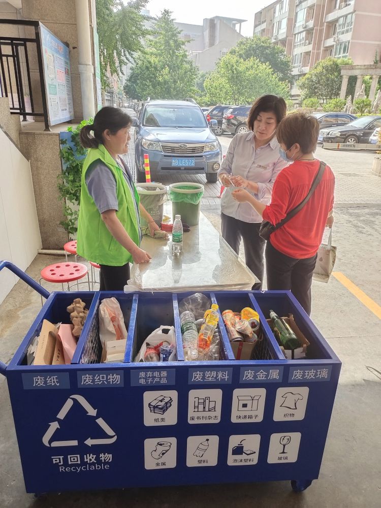 垃圾青岛香港中路街道这里的垃圾投放箱竟然有点香？这是咋回事……