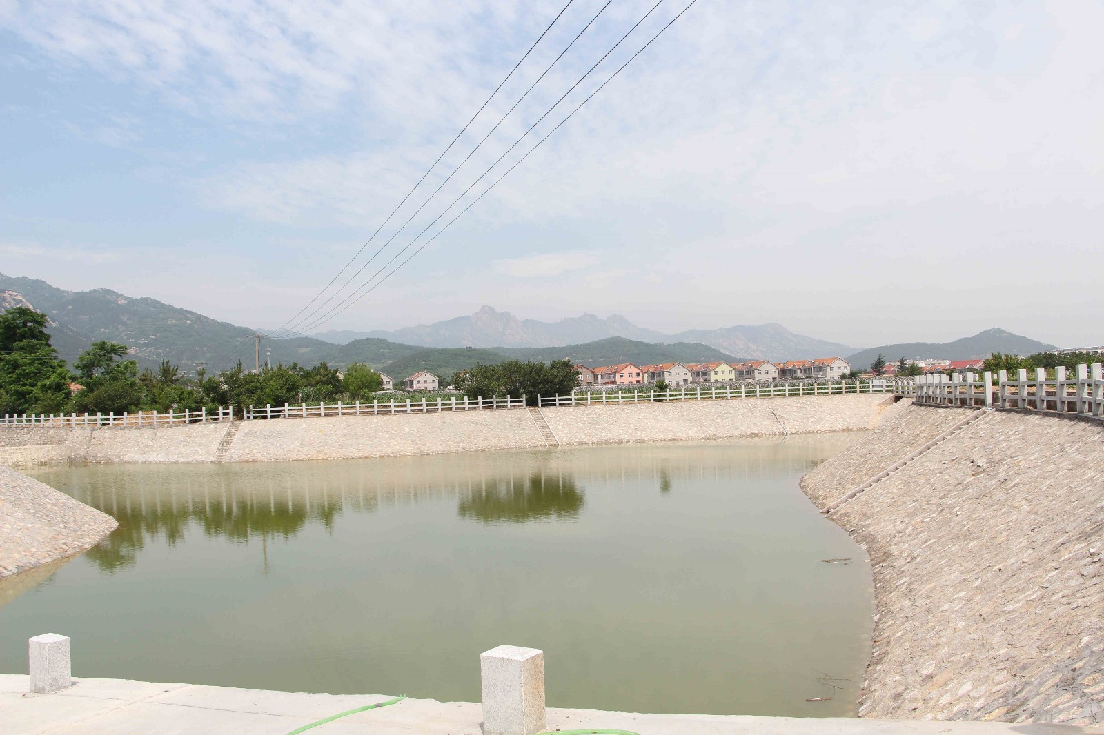 王哥庄加强巡查助防汛，清理河道保畅通 王哥庄街道多措并举做好防汛准备工作