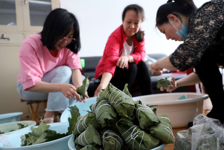 浓情浓情端午传承经典 青岛西海岸新区文化路社区开展端午节活动
