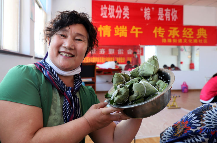 浓情浓情端午传承经典 青岛西海岸新区文化路社区开展端午节活动