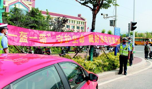 单页崂山交警也来赶沙子口大集 派发单页说安全