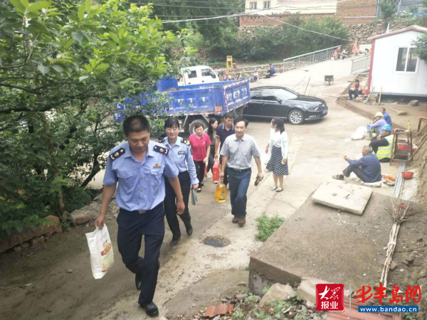 企业扶贫“企业扶贫”在行动 青岛宏仁堂医药连锁心系青峪社区困难群众