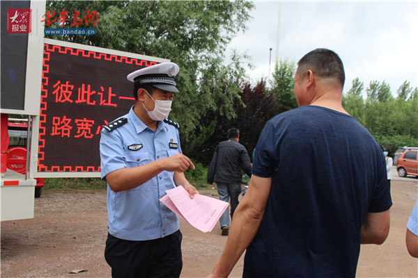 诸城交警赶大集，“一盔一带”安全宣传进乡村