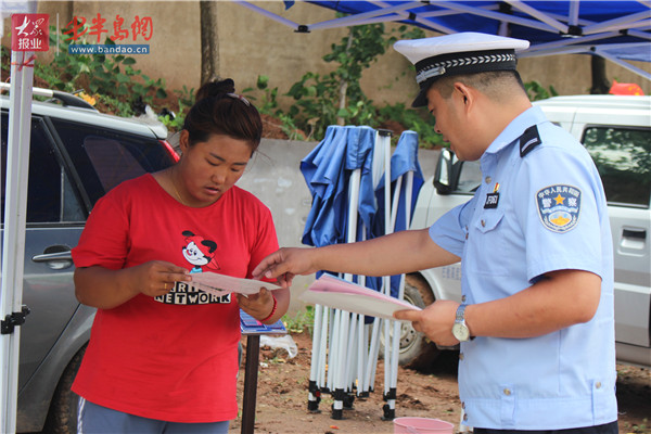 诸城交警赶大集，“一盔一带”安全宣传进乡村