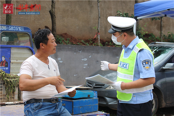 诸城交警赶大集，“一盔一带”安全宣传进乡村