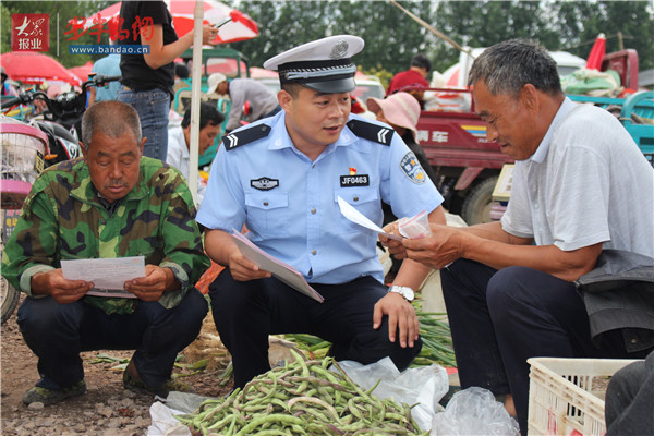 诸城交警赶大集，“一盔一带”安全宣传进乡村