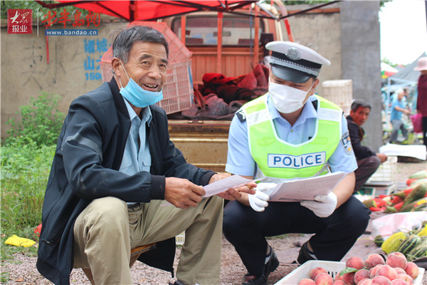 诸城交警赶大集，“一盔一带”安全宣传进乡村