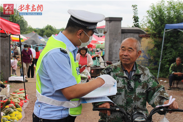 诸城交警赶大集，“一盔一带”安全宣传进乡村