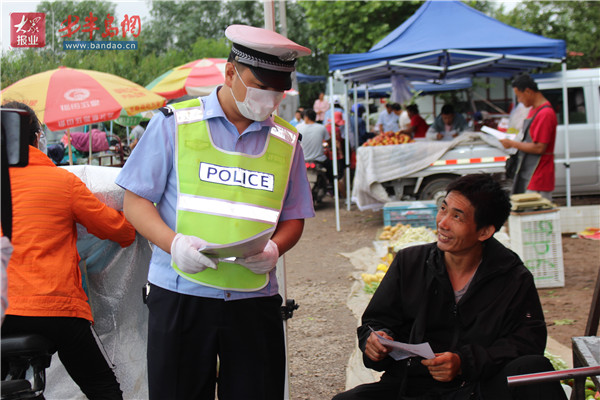 诸城交警赶大集，“一盔一带”安全宣传进乡村