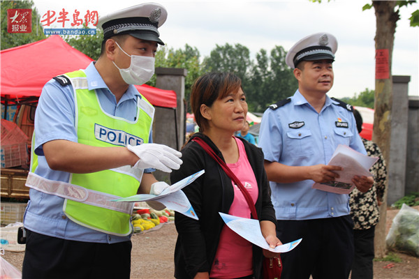 诸城交警赶大集，“一盔一带”安全宣传进乡村