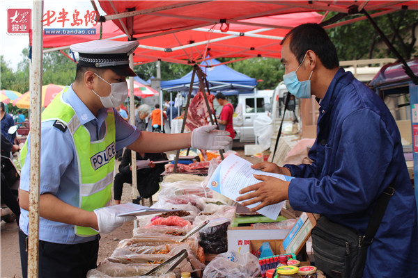 诸城交警赶大集，“一盔一带”安全宣传进乡村