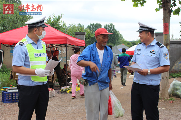 诸城交警赶大集，“一盔一带”安全宣传进乡村