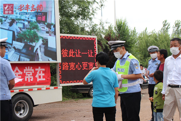 诸城交警赶大集，“一盔一带”安全宣传进乡村