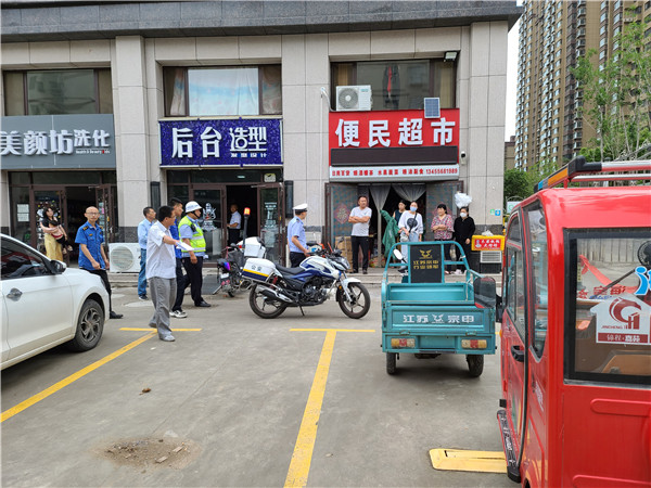 违规占用公共停车位，诸城交警出手整顿！