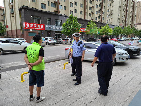 违规占用公共停车位，诸城交警出手整顿！
