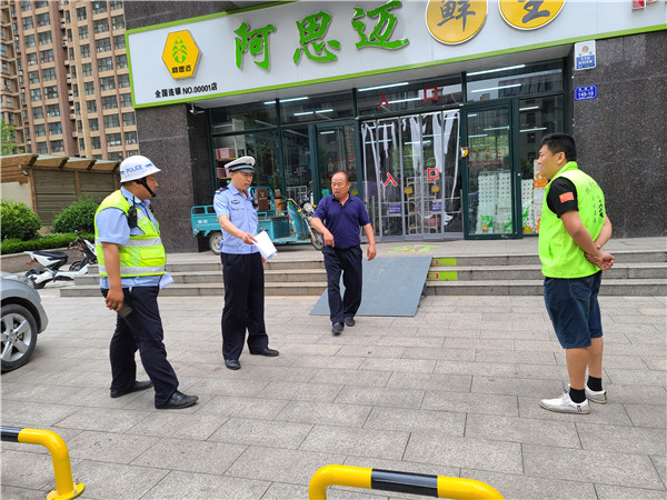 违规占用公共停车位，诸城交警出手整顿！
