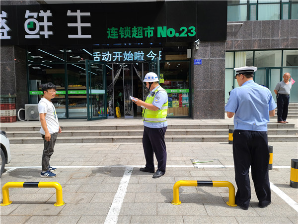 违规占用公共停车位，诸城交警出手整顿！