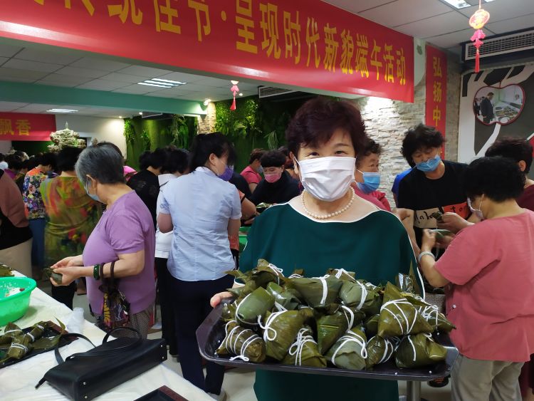 送祝福青岛李沧世园街道：端午粽飘香 五彩手链送祝福
