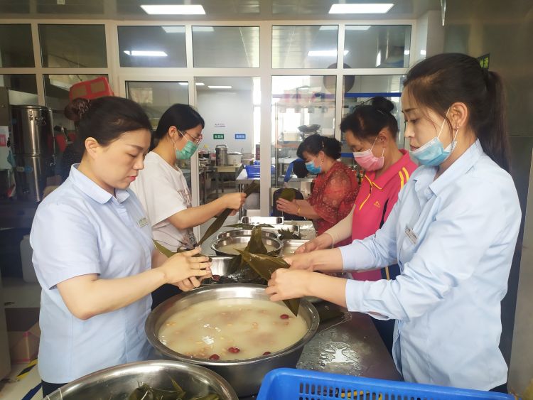 送祝福青岛李沧世园街道：端午粽飘香 五彩手链送祝福