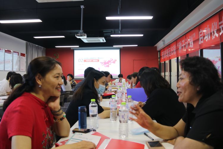 开小灶变“大课堂”为“开小灶” 青岛西海岸新区12位家教专家走进社区