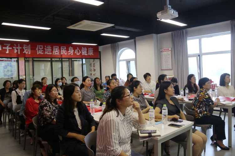 开小灶变“大课堂”为“开小灶” 青岛西海岸新区12位家教专家走进社区