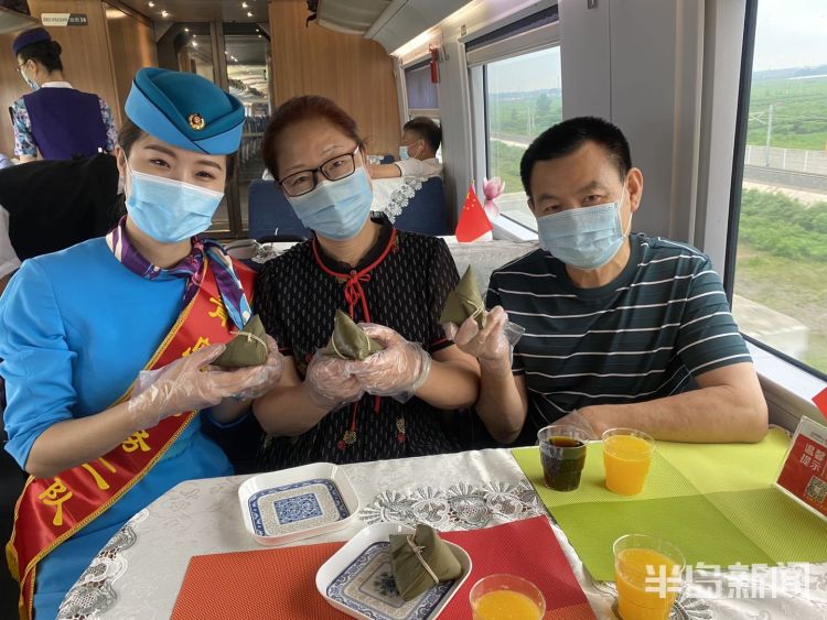 旅程青岛开往厦门一列车上举行“多彩旅程‘粽’情相伴”主题活动