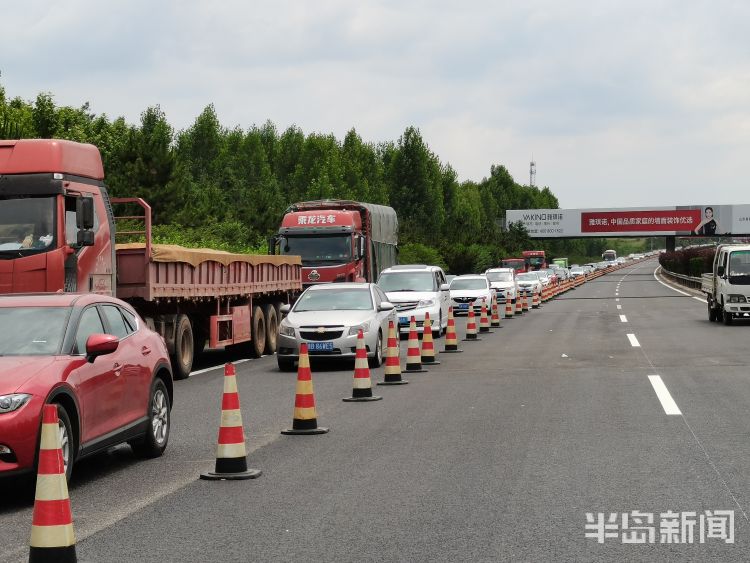 10青兰高速出青岛方向洋河大桥附近堵车10公里 注意避让