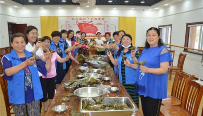 平度凤台街道“蓝马甲”为老人送粽子 共话端午邻里情