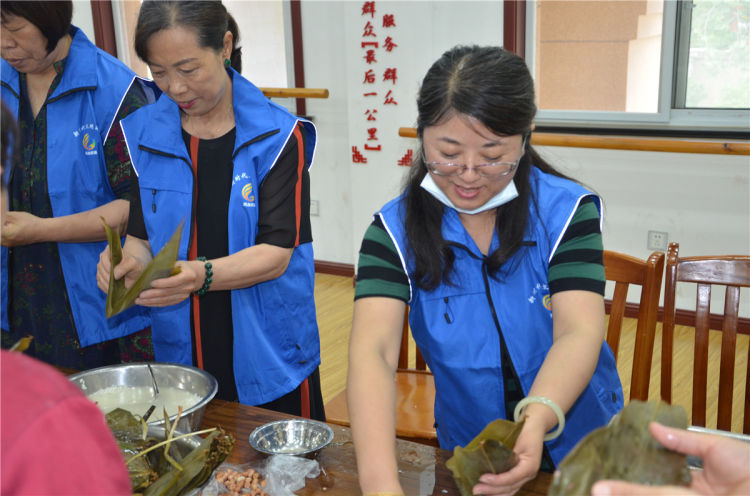 凤台平度凤台街道“蓝马甲”为老人送粽子 共话端午邻里情