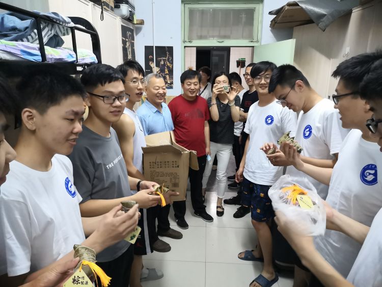 1200心“粽”有你！山科大能源学院用1200个粽子话别毕业生