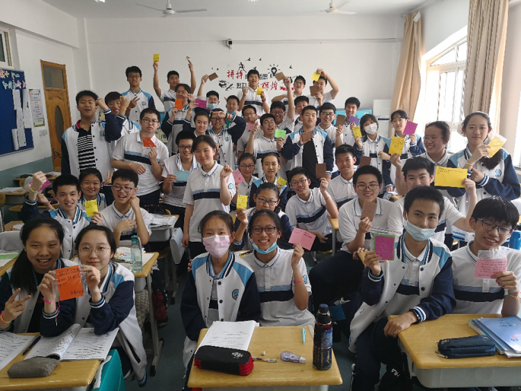 七年级青岛39中七年级学生制作暖心礼物送学长 助力中考