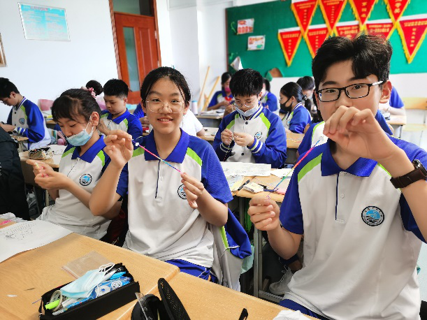 七年级青岛39中七年级学生制作暖心礼物送学长 助力中考