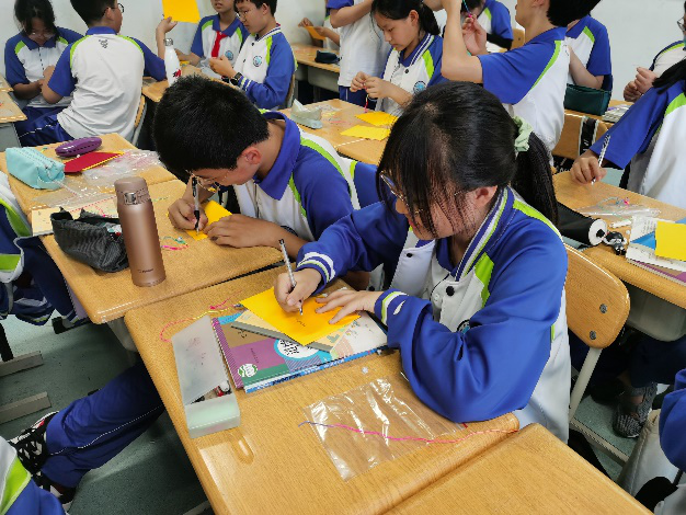 七年级青岛39中七年级学生制作暖心礼物送学长 助力中考