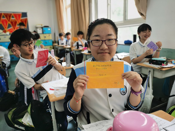 七年级青岛39中七年级学生制作暖心礼物送学长 助力中考