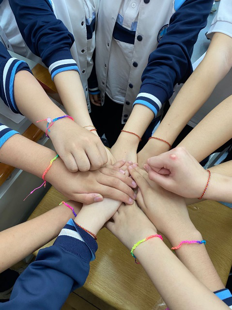 七年级青岛39中七年级学生制作暖心礼物送学长 助力中考