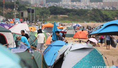 端午假期首日 青岛石老人海水浴场帐篷阵地更壮大了