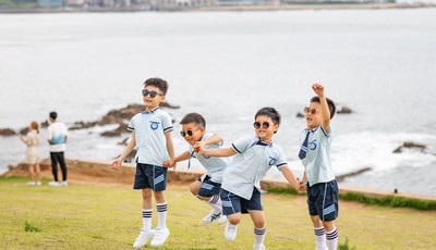 青岛海滨网红景区小麦岛迎来不少游客 端午假期很热闹