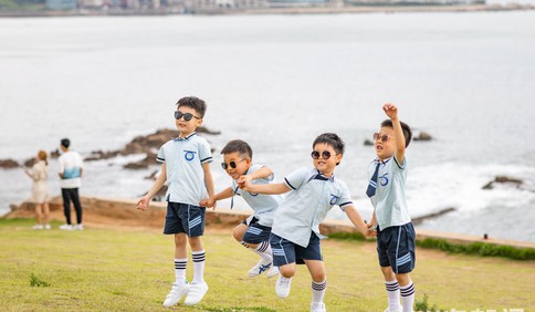 青岛海滨网红景区小麦岛迎来不少游客 端午假期很热闹