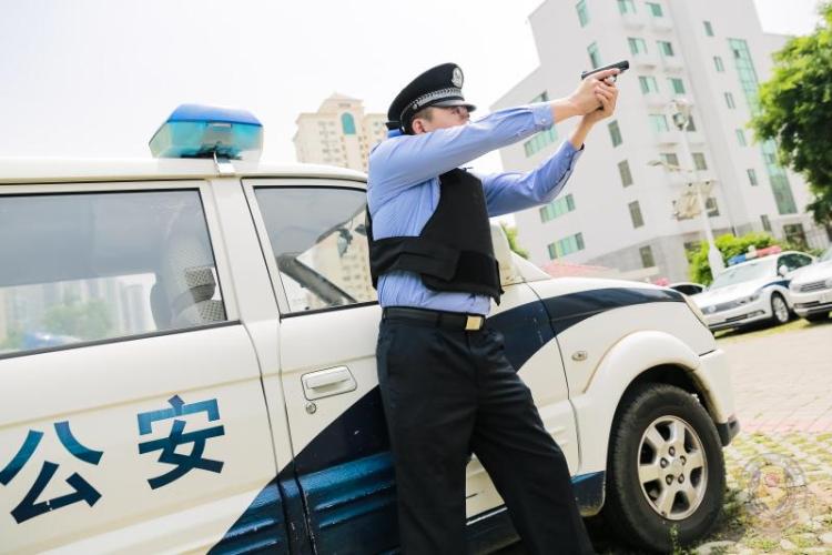 青岛一拒捕毒贩被他开枪击中 这位缉毒英雄化名“申勇”