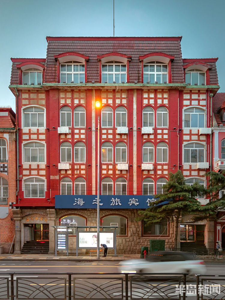 夜晚青岛广西路的夜晚：几栋老建筑依然散发着魅力