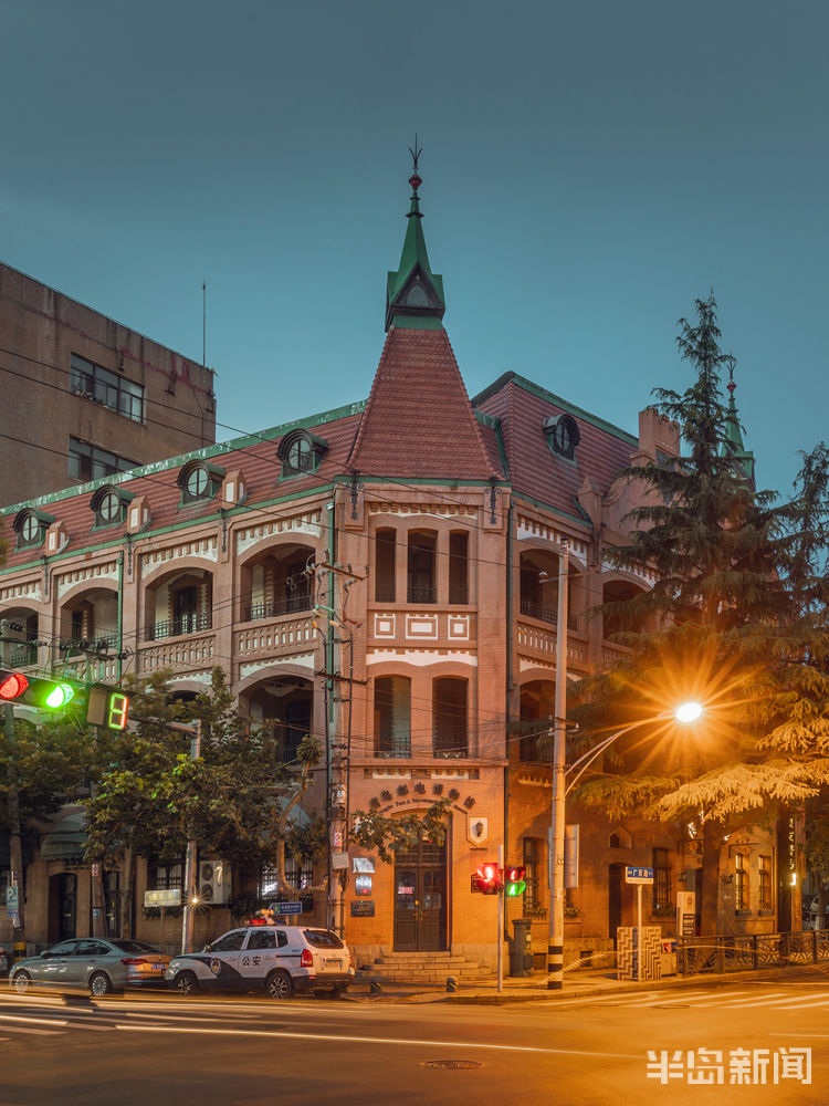 青岛广西路的夜晚几栋老建筑依然散发着魅力