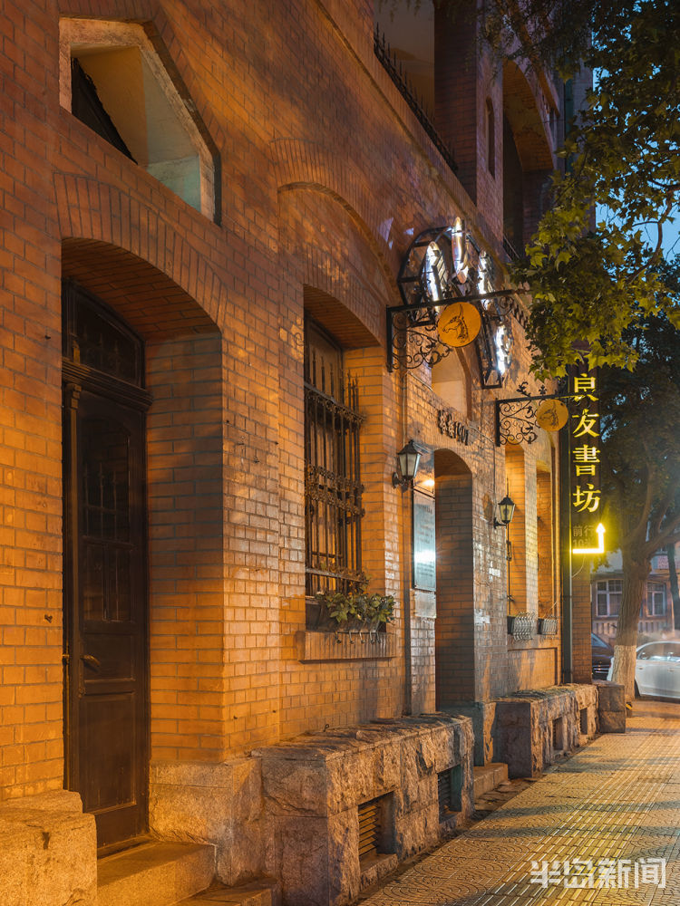 夜晚青岛广西路的夜晚：几栋老建筑依然散发着魅力