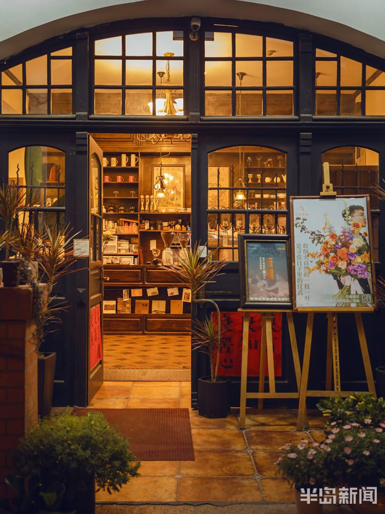 夜晚青岛广西路的夜晚：几栋老建筑依然散发着魅力